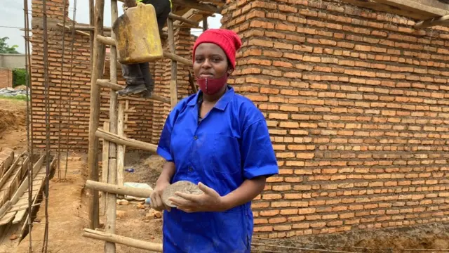 Fidela Tuyishime, umwe mu bakozi ba Cyuzuzo aterwa ishema no kuba akoreshwa n'umukobwa mugenzi we