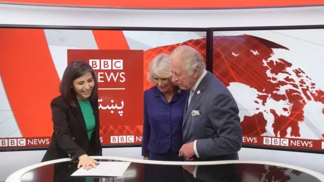 콘월 공작부인 찰스 왕세자와 카밀라는 런던 BBC 방송국 TV 스튜디오를 방문하던 중 사나 사피 BBC 아프간 고위 프레젠터와 함께 사진을 찍었다