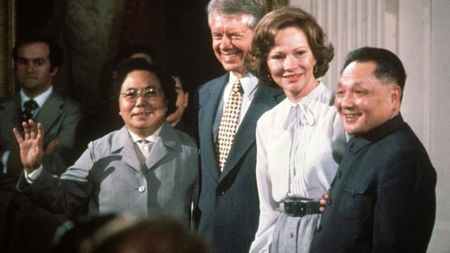 1979年1月，邓小平访问美国，穿着中山装与美国总统卡特会面。