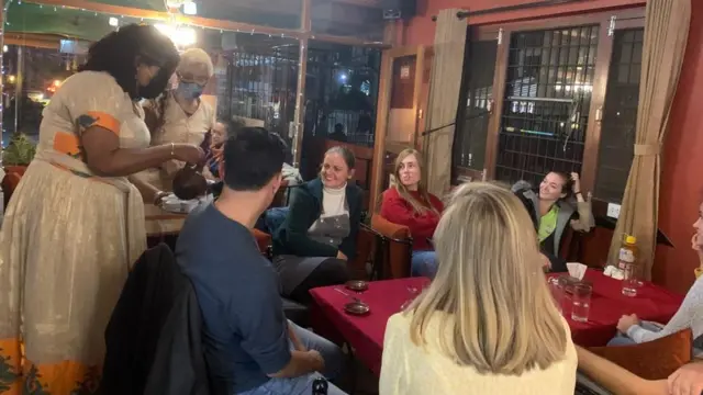 ቤተልሔም በምግብ ቤቱ እንግዶችን ስታስተናግድ