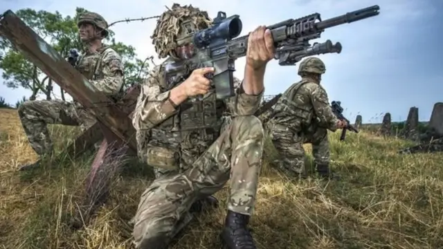 ராணுவ வீரர்களின் வாழ்க்கையை புகைப்படமாக தொகுத்ததற்காக டாம் ஈவன்ஸுக்கு 'ஆண்டுக்கான சிறந்த புகைப்பட கலைஞர்' விருதும் கிடைத்துள்ளது.