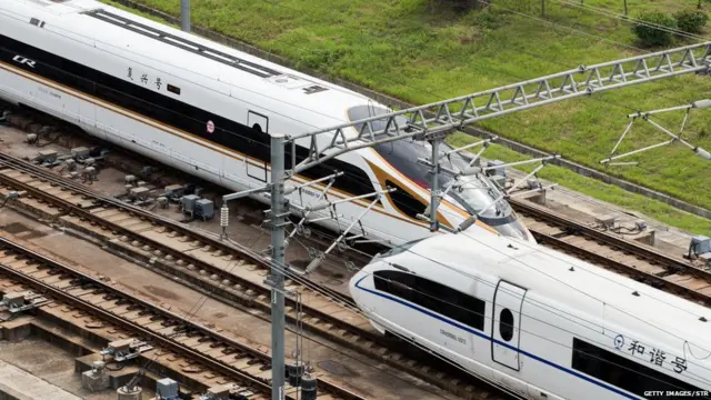 'मुंबईत बुलेट ट्रेनची एक वीटही लावू देणार नाही', अशी भूमिका राज ठाकरे यांनी घेतली आहे.