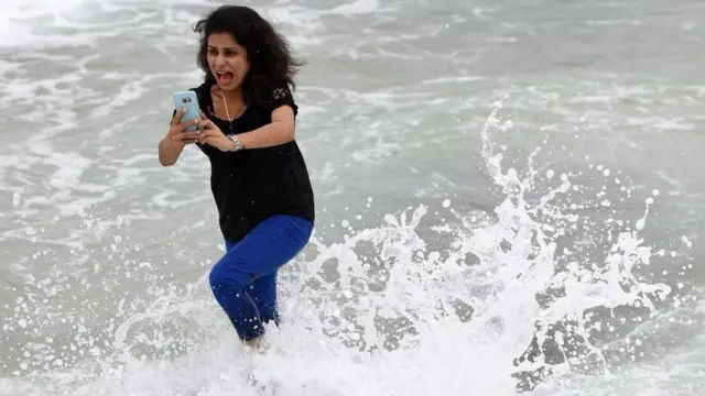નદીમાં સેલ્ફી લેતી યુવતી