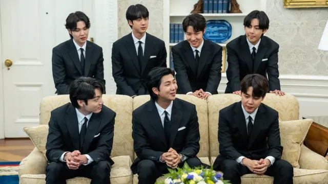 백악관 집무실인 오벌오피스에서 조 바이든 대통령과 면담 중인 BTS