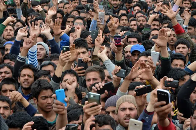 మొబైల్ ఫోన్లతో భారత యువకులు