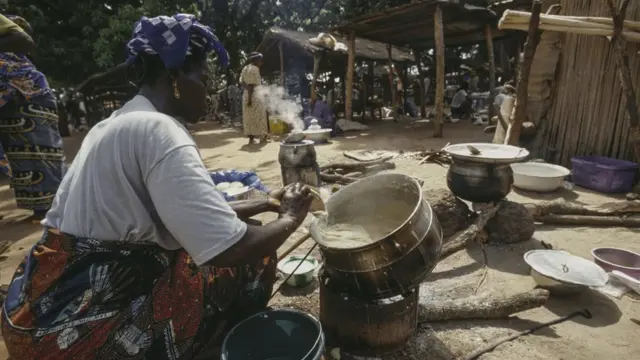 Nwaanyị na-esi nri