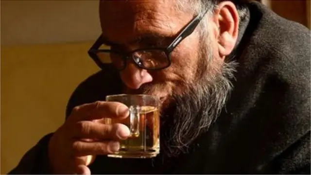 গরম পানি দিয়ে ভাইরাস দূর করা যায় বলে অনেক ভ্রান্ত বক্তব্য সামাজিক মাধ্যমে ঘুরে বেড়াচ্ছে