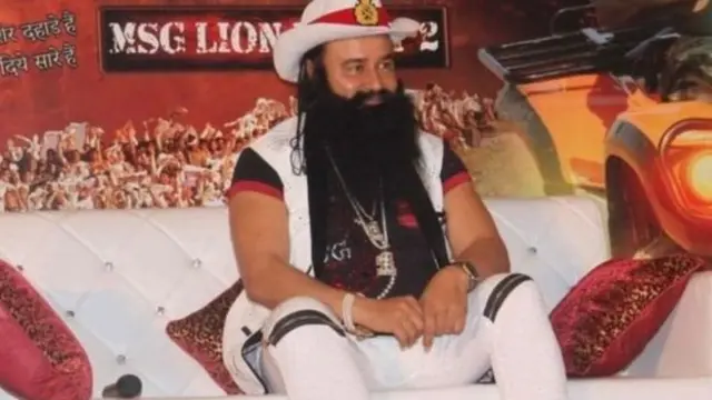 गुरूगोविंद सिंग यांच्या वेशभूषेत गुरमीत राम रहीम.