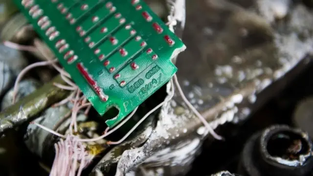 برد الکترونیکی در موشک حوثی‌ها که آمریکا می‌گوید SHIG نشان گروه صنایع شهید همت ایران است