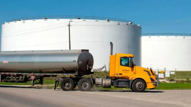 ટેન્કરની તસવીર