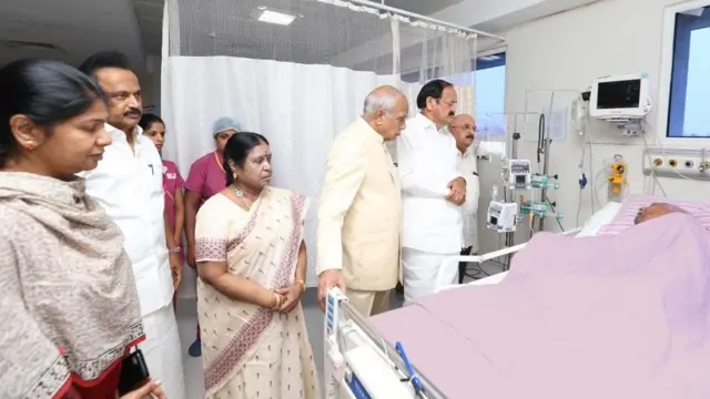 ఆస్పత్రిలో చికిత్స పొందుతున్న కరుణానిధిని పరామర్శిస్తున్న వెంకయ్యనాయుడు