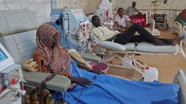 Des patients soudanais souffrant d'insuffisance rénale subissent un traitement de dialyse à l'hôpital Soba dans le sud de Khartoum, le 3 juin 2023.