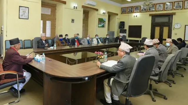 निर्वाचन आयोगमा ओली