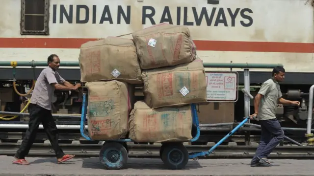 रेल मंत्री सुरेश प्रभु