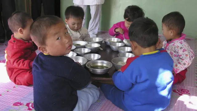Niños comiendo en una guardería