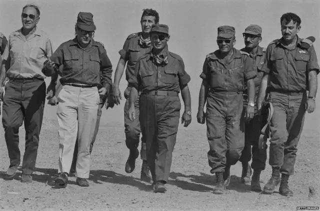 यौम किप्पूर की लड़ाई में रक्षा मंत्री के रूप में युद्ध के मैदान का दौरा करते मोशे दायान.