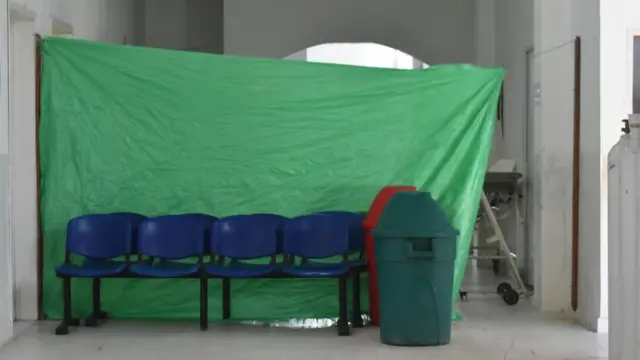 Una lona verde es lo único que separa la zona de covid-19 del resto del hospital