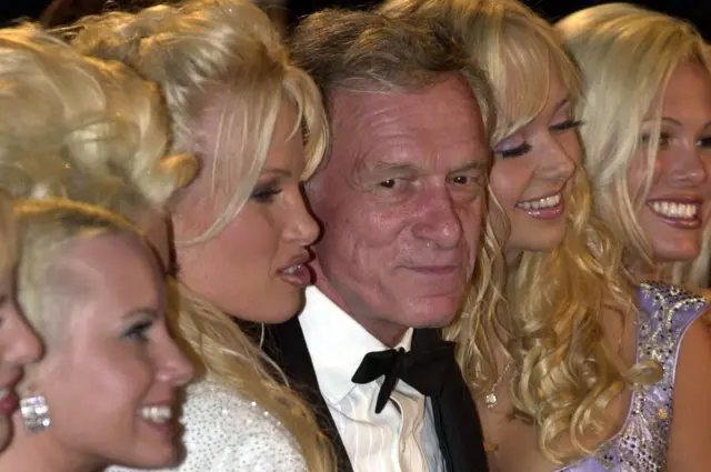 Hefner rodeado de mujeres
