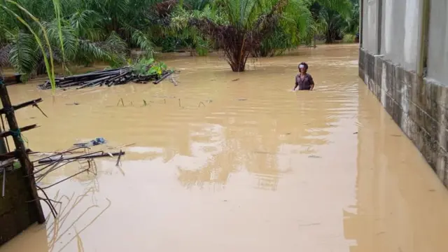 Hujan dengan intensitas tinggi memicu banjir dan tanah longsor di wilayah Aceh Barat Daya, Provinsi Aceh, pada Rabu (23/09)