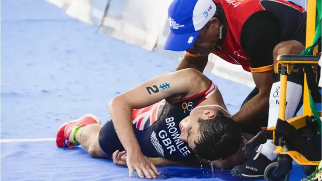 Jonathan Brownlee es atendido