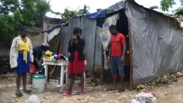 Haitianos durante las primeras lluvias del huracán Matthew