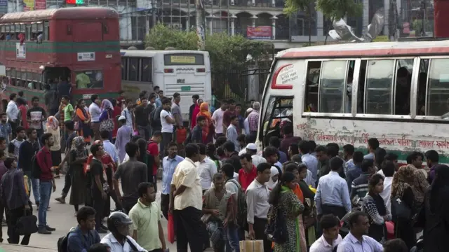 ঢাকার গণপরিবহনে যাতায়াতের সময় প্রতিদিনই ভোগান্তি পোহাতে হয় সাধারণ মানুষকে