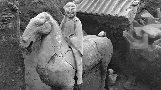 Soldados de terracota: el asombroso descubrimiento de un nuevo santuario  con centenares de guerreros de miniatura en China - BBC News Mundo