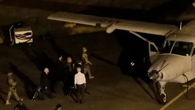 Luiz Inácio Lula da Silva caminando hacia un avión de la Policía Federal.