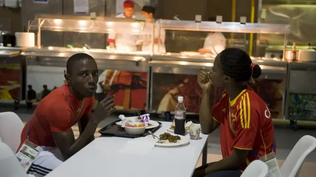 Nwoke na nwaanyị na-eri nri