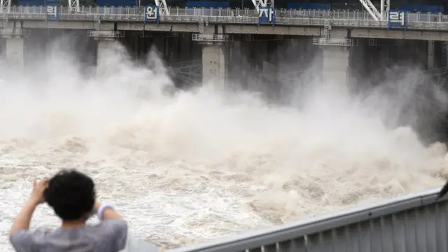 중부지방이 정체전선(장마전선)의 영향을 받아 비가 내린 2일 오전 경기도 하남시 한강 상류 팔당댐에서 수문이 열려 물이 방류되고 있다