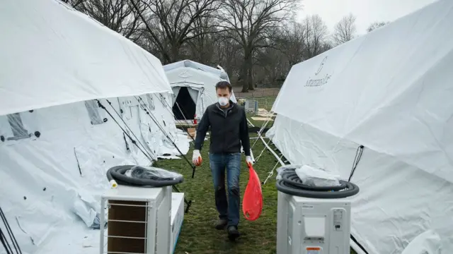 নিউ ইয়র্কের সেন্ট্রাল পার্কে অস্থায়ী হাসপাতাল তৈরি করা হয়েছে।