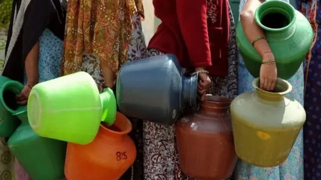 தண்ணீர் குடங்கள்