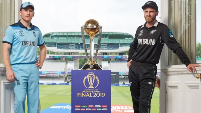 Eoin Morgan and Kane Williamson pose with the World Cup trophy