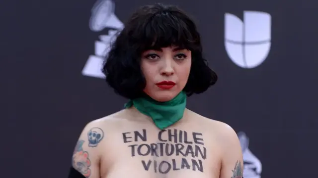 Mon Laferte protesta com os seios à mostra na passagem pelo tapete vermelho do Grammy Latino