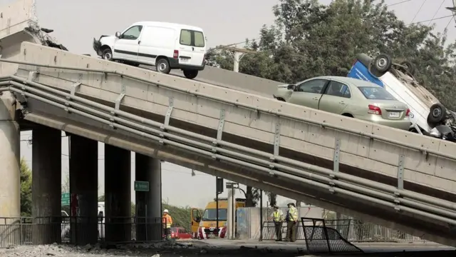 Image d'un pont qui s'est effondré à la suite du tremblement de terre de 2010 au Chili.