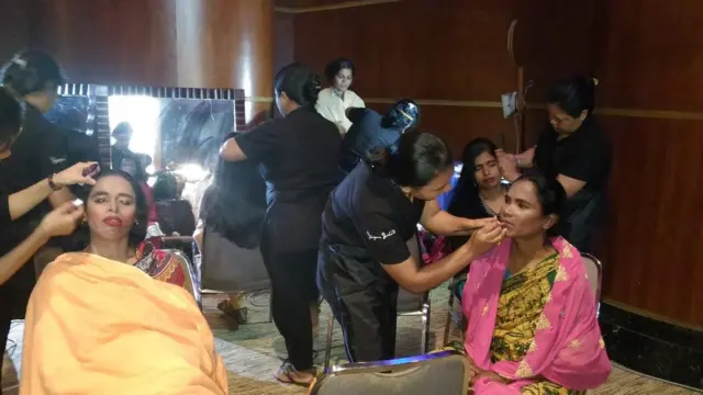 র‍্যাম্পে প্রবেশের আগে চলছে সাজসজ্জা