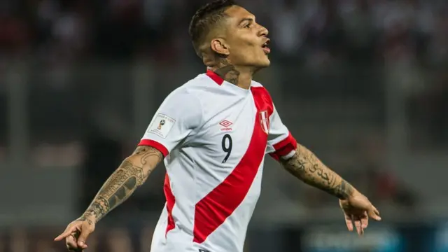 Paolo Guerrero celebra el gol a Colombia