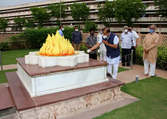 असम के मुख्यमंत्री नागपुर में हेडगेवार स्मारक पर श्रद्धा प्रकट करते हुए