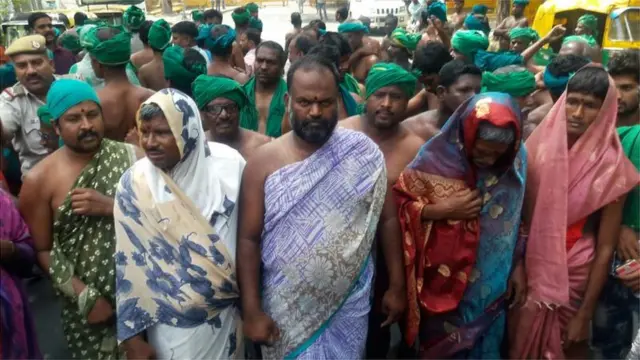 சேலை அணிந்து போராட்டம்