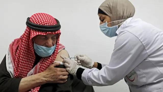 وأضافت الغارديان أنه "لا يمكن لبقية العالم أن تستمر في انتظار الجرعات المنقذة للحياة"