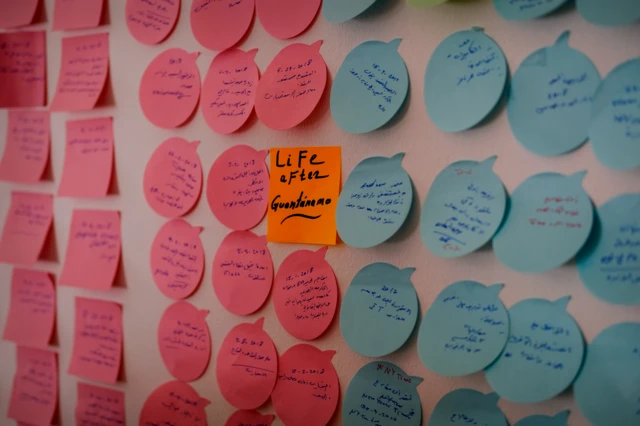 아데피의 아파트 한쪽 벽에는 새 책에 적기 위해 기록한, 베오그라드에서의 삶을 담은 메모지로 가득했다