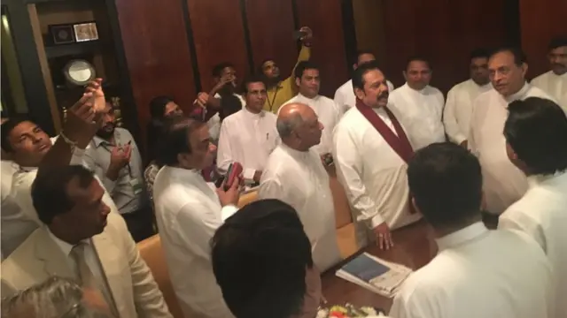 පාර්ලිමේන්තු මන්ත්‍රී මහින්ද රාජපක්ෂ ඇතුළු කණ්ඩායම කතානායකවරයා සමඟ