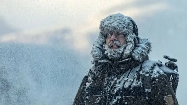 બરફમાં ફસાયેલી વ્યક્તિ