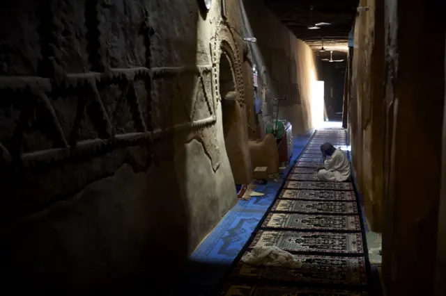 مصل في الجامع الكبير في تمبكتو