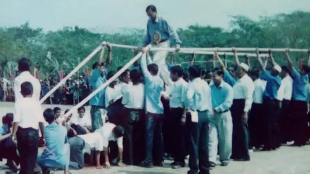 এ ধরণের ঘটনা স্কুলটিতে অনেকদিন ধরেই চলছে বলে জানিয়েছেন একজন শিক্ষার্থী। এই ছবিটি ২০০১ সালের
