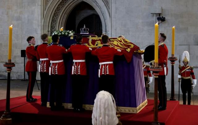 ウェストミンスター・ホールに安置されたエリザベス女王の棺（14日、ロンドン）