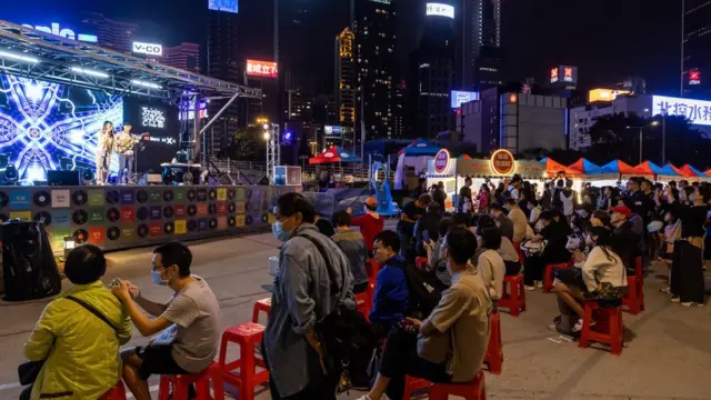 香港某夜市民众观看表演（21/10/2023）
