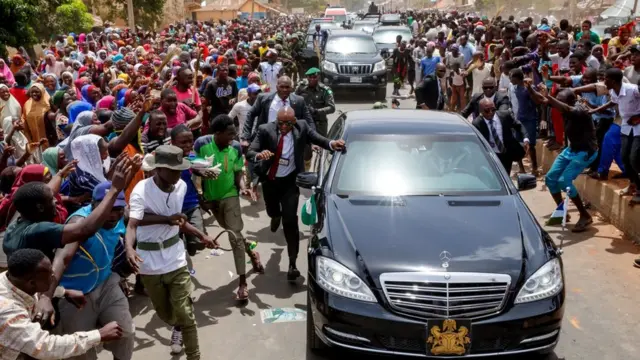 Awọn eniyan tu jade si oju popo lati kii Aarẹ Buhari