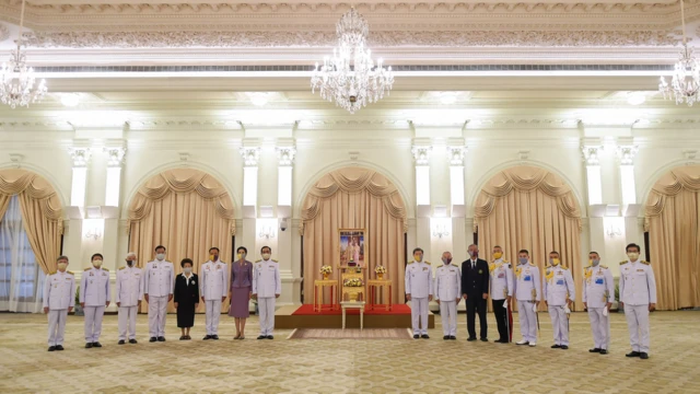 สมเด็จพระนางเจ้าฯ พระบรมราชินี พระราชทานหน้ากากผ้าฝีพระหัตถ์แก่นายกฯ