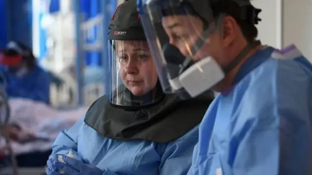 Paramedis merawat pasien Covid-19.